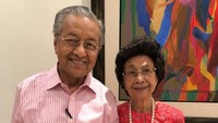 Momen Mahathir bersama sang istri. 