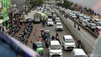 Namun di titik lain, pedagang kaki lima (PKL) dan parkir liar memenuhi lokasi di atas jalur untuk pedestrian itu. Lokasi ini sempat bersih, namun kini dipenuhi parkir liar dan PKL lagi. (21/1/2018).