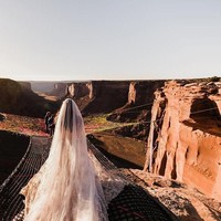 Dikelilingi dengan tebing batu merah yang indah dan sebuah jaring yang terhampar di atas jurang dengan ketinggian 121 meter, pasangan ini mantap melangsungkan pernikahannya pada 20 November lalu. Foto: Instagram @_kimw_