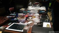 Alat komunikasi berupa ponsel dan tablet juga ikutan disita sebagai barang bukti.