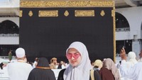 Dara yang akrab di sapa Vanny ini diketahui baru saja melakukan perjalanan umroh ke Masjidil Haram di Makkah pada bulan Desember tahun lalu. Tampak jelas kabah di belakang foto Vanny (@kiranaoct/Instagram)