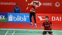 Mohammad Ahsan melepaskan smash.