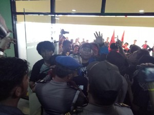 Tolak Impor Beras, Mahasiswa Mengamuk Paksa Masuk DPRD Sulsel