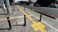 Tak hanya bersih, trotoar juga dilengkapi jalur khusus penyandang disabilitas.