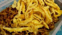 Netizen @nyahkece ini bikin mie endog, alias me goreng instan dengan taburan telur dadar yang diiris kasar. Wah, telurnya banyak dan pastinya kenyang buat bekal di kereta.Foto: Istimewa