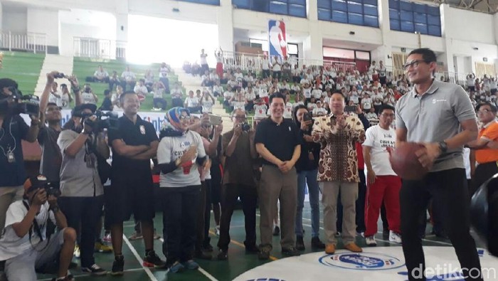 Buka Pelatihan Guru Olahraga, Sandi Unjuk Kebolehan Main Basket