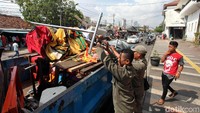 Petugas Satpol PP melakukan penertiban terhadap PKL yang membandel. Lamhot Aritonang/detikcom.