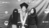 Posenya bersama sang bunda, Umi Pipik dan Adiba di wisuda sekolah. (Dok. Instagram/abidzar79)