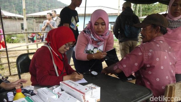 Warga Bogor mengungsi akibat gempa.