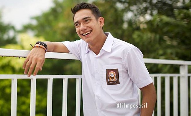 Tapi soal penampilan, Adipati masih cocok kok pakai seragam SMA. Terbukti sejumlah perannya kerap menjadi anak SMA. Di film Teman Tapi Menikah dan Posesif, Adipati berperan sebagai anak SMA.  Foto: Instagram