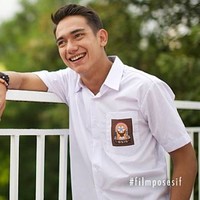 Tapi soal penampilan, Adipati masih cocok kok pakai seragam SMA. Terbukti sejumlah perannya kerap menjadi anak SMA. Di film Teman Tapi Menikah dan Posesif, Adipati berperan sebagai anak SMA.  Foto: Instagram