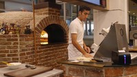 Tak jauh dari tempat bersantap, pengunjung bisa melihat pembuatan Lahmacun (Kurnia/detikTravel)