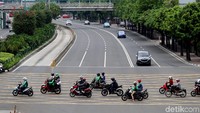 Begini suasana di perempatan Jalan MH Thamrin dari arah Kebon Sirih menuju Tanah Abang sebelum larangan motor di Thamrin dicabut. Grandyos Zafna/detikcom.