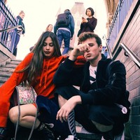 Valerie Thomas yang merupakan anak dari Jeremy Thomas dan Ina Thomas tampak stylish dalam balutan oversized hoodie dari Juicy Couture seharga US$ 149 saat berfoto bersama teman dekatnya di London. Dia juga tampak membawa tas Gucci Dionysus medium GG Blooms seharga US$ 2.590 atau sekitar Rp 34 juta. Foto: Instagram