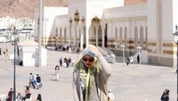 Vanny juga menyempatkan mampir ke Jabal Uhud di Madinah saat umroh. Subhanallah! (@kiranaoct/Instagram)