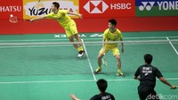 Di set kedua, Kevin/Marcus mengalahkan Tinn Isriyanet/Kittisak Namdas dengan skor 21-16.