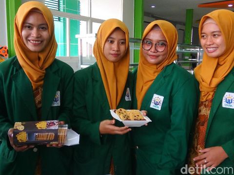 Mahasiswi Unusa membuat biskuit kurma/