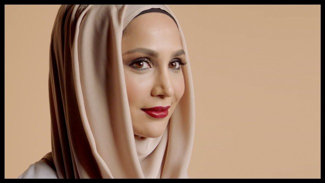 Sebelum masuk dalam kampanye produk haircair LOreal, Amena Khan sudah lebih dulu masuk kampanye foundation LOreal True Match pada tahun 2016. Ia jadi satu-satunya hijabers yang masuk iklan itu, dan mewakili satu warna kulit dari 23 shades yang disajikan.