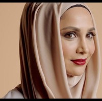 Sebelum masuk dalam kampanye produk haircair LOreal, Amena Khan sudah lebih dulu masuk kampanye foundation LOreal True Match pada tahun 2016. Ia jadi satu-satunya hijabers yang masuk iklan itu, dan mewakili satu warna kulit dari 23 shades yang disajikan.