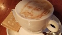 Sebagai penikmat kopi, Tora ternyata pernah sedih saat harus minum kopi yang tersaji dengan latte art unik. Pasalnya latte artnya bergambar wajah Tora. Baru sekali mau minum kopi kok sayang yah, tulis Tora dalam captions fotonya. Foto: Instagram @t_orasudi_ro