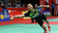 Sony bertanding melawan Ng Ka Long Angus di babak pertama Indonesia Master 2018.
