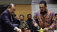 Setelah pelantikan, acara dilanjutkan dengan pemotongan tumpeng.