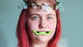 Menurutnya, walaupun benda-benda tersebut aneh, namun memiliki manfaat kecantikan. Daripada harus keluar biaya mahal seperti bedah plastik ataupun botox. Ini adalah alat yang dirancang agar penggunanya rajin senyum. (Foto: evijalaivina)