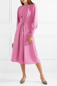 5 Model Dress Kerja yang Bikin Kamu Terlihat Feminin Sekaligus Powerful