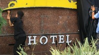 Alexis akhirnya resmi ditutup, plang hotel dicopot oleh petugas. Indra Komara/detikcom.