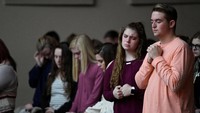 Doa untuk para korban bertempat di sebuah gereja di Marion, Kentucky, AS (Foto: Dok. REUTERS/Harrison McClary)