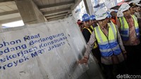 Mengenakan batik lengkap dengan vest dan helm proyek, Sandi mendampingi Anies mengecek proyek MRT beberapa waktu lalu di Jakarta. Foto: dok. detikcom