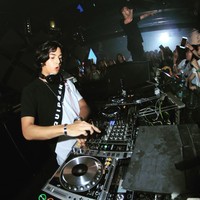 Pada foto ini saat beraksi menjadi DJ, Al Ghazali memakai kaus Adidas Originals Rose City. Kaus hitam putih itu dijual di situs resmi Adidas seharga 32,99 poundsterling atau sekitar Rp 617 ribu. Foto: Instagram