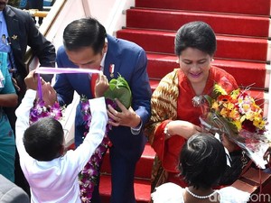 Tiba di Sri Lanka, Jokowi Diberi Daun Sirih dan Dikalungi Bunga