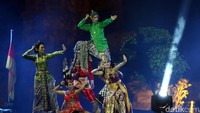 Kesenian tradisional juga ikut memeriahkan acara tersebut.