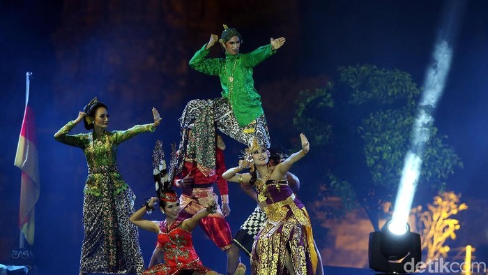 Sebanyak 15 tim yang ikut dalam gelaran ajang balap sepeda internasional, yakni Tour de Indonesia 2018, diperkenalkan di Candi Prambanan, DIY Yogjakarta, Rabu (24/01/2018) malam.
Tout de Indonesia digelar mulai tanggal 25 hingga 28 Januari 2018, dan diikuti oleh ratusan pembalap, baik lokal maupun mancanegara.