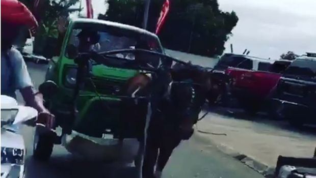 Pengendara motor pun melirik melihatnya Foto: Istimewa