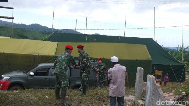 Warga di tenda yang dibangun TNI