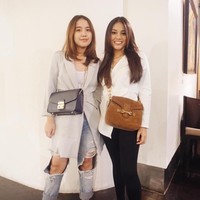 Aurel Hermansyah bergaya bersama seorang temannya dengan memakai tas Gucci Lady Web seharga US$ 2.100 atau sekitar Rp 28 juta. Foto: Instagram