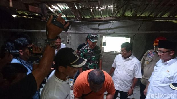  Mensos Idrus Marham datang ke Desa Cimandiri, Lebak, Banten yang terdampak gempa 6,1 SR, Rabu (24/1/2018)
