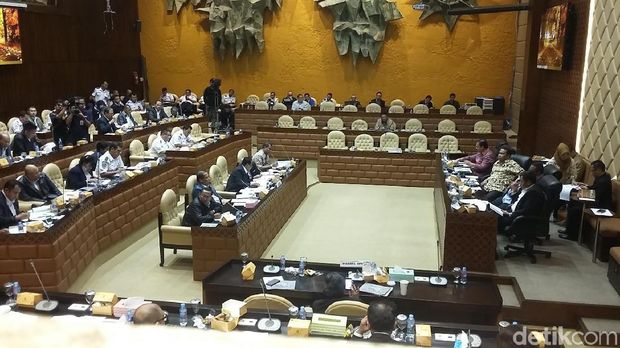 Ada 'Hantu' di Rapat Menhub dengan Komisi V DPR
