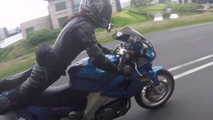Di Atas Motor hingga Roda Excavator, 5 Potret Olahraga di Tempat Ekstrem