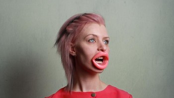 Evija Laivina, seorang mahasiswi asal Skotlandia, menemukan alat-alat kecantikan yang aneh ketika ia mengerjakan tugas kuliah Beauty Warriors. Ini adalah alat untuk meniruskan pipi. (Foto: evijalaivina)