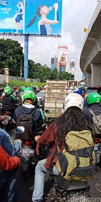 Macet Panjang di Pancoran ke Kuningan, Kendaraan Sempat Tak Bergerak