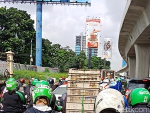 Macet Panjang di Pancoran ke Kuningan, Kendaraan Sempat Tak Bergerak