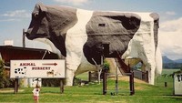 Bangunan setinggi 14 meter ini memiliki panjang 20 meter. Sebenarnya ini adalah toko oleh-oleh yang terletak di jalan Oxley antara Wauchope, New South Wales, dan jalan Pacific, Australia.  Foto: Peter Woodard/Atlasobscura 