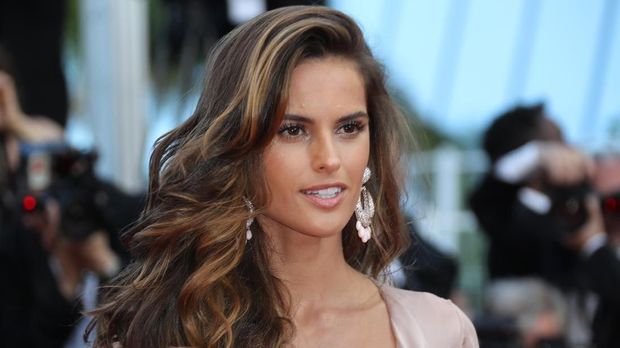 Izabel Goulart merupakan model Victoria Secret.