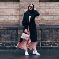 Sebelum aktif jadi Youtuber, Amena Khan bekerja sebagai guru sains di sekolah dasar. Ia mengunggah video pertamanya tahun 2009 saat cuti melahirkan. Ia pun tak menyangka tutorial hijab yang awalnya ia buat untuk kakaknya jadi populer. Foto: Instagram