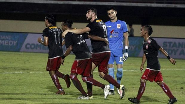 Persija Jakarta berselebrasi setelah mencetak gol ke gawang Borneo FC.