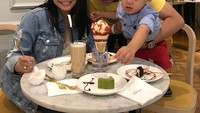 Rafathar kayaknya suka dessert, ya. Lihat saja, walau sudah tahu mau di foto ia tetap ingin mengambil es krimnya. Foto: instagram @raffinagita1717