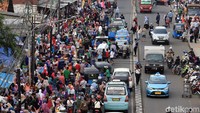 Begini penampakan semrawutnya PKL yang memenuhi trotoar di kawasan Tanah Abang. Ari Saputra/detikcom.